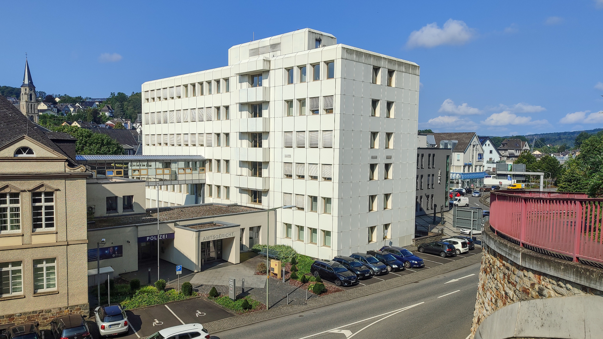 Schaufenster von Daadener Sportgeschäft mit der Axt eingeschlagen: ...
